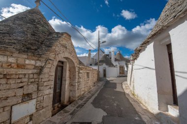ALBEROBELLO, PUGLIA, ITALY - 14 Mart 2019: Alberobello 'nun ünlü Trulli' sinin panoramik görünümü, Itria Vadisi, Apulia, Güney İtalya 'nın karakteristik koni beyaz evler. 