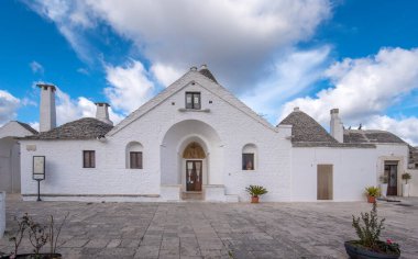 ALBEROBELLO, PUGLIA, ITALY - 14 Mart 2019: Trullo the Museum (Corte Papa Cataldo). Şehirde yükseltilmiş zemini olan tek Trulli evi. UNESCO siteleri - Dünya Mirası Siteleri