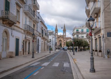 Aziz Cosmas ve Damian Katedral Bazilikası (Parrocchia Santuario Basilica S.S. Cosma E Damiano). Alberobello 'daki kilise, Puglia, İtalya. Trulli eviyle ünlüdür. Apulia Bölgesi