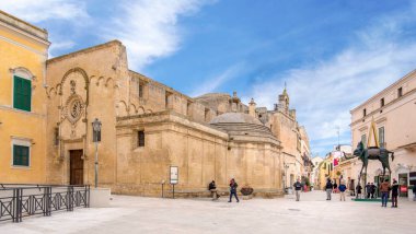 Matera, Basilicata, İtalya - 14.02.2019: Piazza Vittorio Veneto 'daki San Domenico Kilisesi (chiesa). Puglia 'da. Unesco miras sitesi, Avrupa kültürünün başkenti 2019
