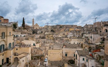 İtalya 'nın Puglia kentindeki Basilicata bölgesindeki Matera şehrinde bulunan Duomo Cattedrale Basilica Pontificia di Maria Santissima della Bruna' nın (Madonna delle Grazie) kent manzarası. Başkent kültürü 2019