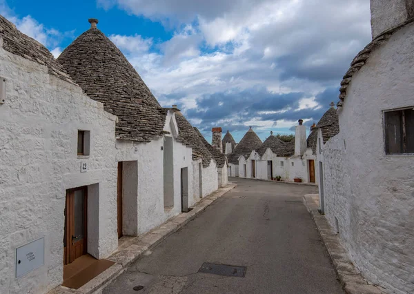 Alberobello Puglia イタリア 2019年3月14日 南イタリアのプーリア州イタリア渓谷の特徴的な円錐形の屋根の白い家 Alberobelloの有名なTrulliの眺め — ストック写真