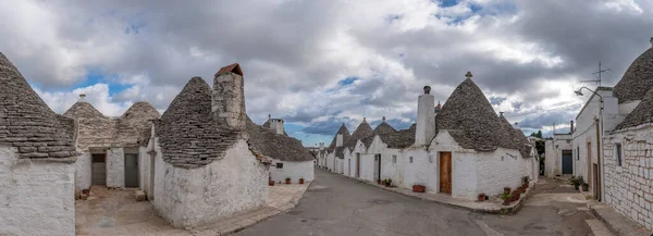 Alberobello Puglia イタリア 2019年3月14日 南イタリアのプーリア州イタリア渓谷の特徴的な円錐形の屋根の白い家 Alberobelloの有名なTrulliの眺め — ストック写真