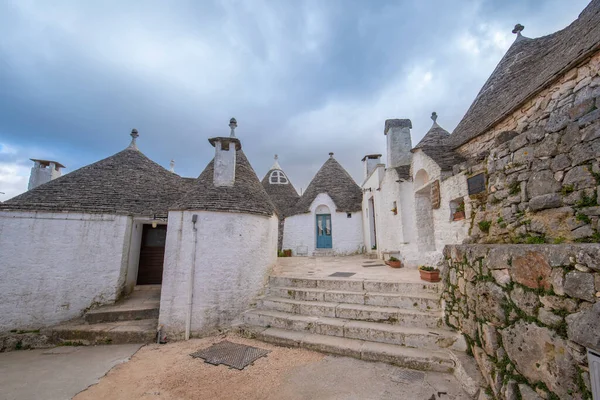 Alberobello Puglia イタリア 2019年3月14日 南イタリアのプーリア州イタリア渓谷の特徴的な円錐形の屋根の白い家 Alberobelloの有名なTrulliの眺め — ストック写真