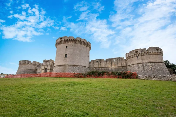 中世の古いトラモンターノ城の遺跡 カステッロ マテーラの バジリカータ 青空の下でイタリア ユネスコ遺産都市 ヨーロッパ文化の首都2019の要塞 — ストック写真