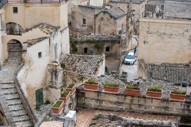 İtalya 'nın Puglia kentindeki Basilicata bölgesindeki Matera şehrinde bulunan Duomo Cattedrale Basilica Pontificia di Maria Santissima della Bruna' nın (Madonna delle Grazie) kent manzarası. Başkent kültürü 2019