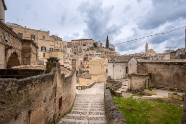 İtalya 'nın Puglia kentindeki Basilicata bölgesindeki Matera şehrinde bulunan Duomo Cattedrale Basilica Pontificia di Maria Santissima della Bruna' nın (Madonna delle Grazie) kent manzarası. Başkent kültürü 2019