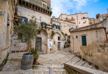 İtalya 'nın Puglia kentindeki Basilicata bölgesindeki Matera şehrinde bulunan Duomo Cattedrale Basilica Pontificia di Maria Santissima della Bruna' nın (Madonna delle Grazie) kent manzarası. Başkent kültürü 2019