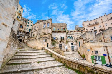 İtalya 'nın Puglia kentindeki Basilicata bölgesindeki Matera şehrinde bulunan Duomo Cattedrale Basilica Pontificia di Maria Santissima della Bruna' nın (Madonna delle Grazie) kent manzarası. Başkent kültürü 2019