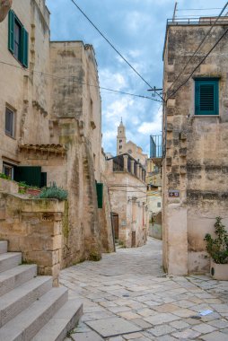 İtalya 'nın Puglia kentindeki Basilicata bölgesindeki Matera şehrinde bulunan Duomo Cattedrale Basilica Pontificia di Maria Santissima della Bruna' nın (Madonna delle Grazie) kent manzarası. Başkent kültürü 2019