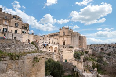 İtalya 'nın Matera kentindeki tarih öncesi sassi mağaralarıyla dolu derin bir kanyon geçidine bakan dik bir uçurumun üzerinde duran Aziz Agostino Manastırı. Unesco Dünya Mirası sitesi. Başkent kültürü 2019