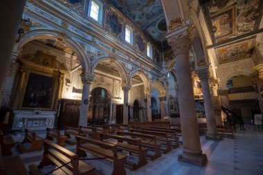 Matera, İtalya - 12.02.2020: Matera Katedrali İçi - Cattedrale Basilica Pontificia di Maria Santissima della Bruna (Madonna delle Grazie). Duomo. Kültür başkenti 2019 ve unesco sitesi