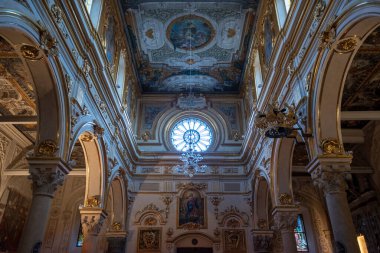 Matera, İtalya - 12.02.2020: Matera Katedrali İçi - Cattedrale Basilica Pontificia di Maria Santissima della Bruna (Madonna delle Grazie). Duomo. Kültür başkenti 2019 ve unesco sitesi