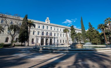 Bari, Puglia, İtalya - 02.02.2020: Bari Aldo Moro Üniversitesi (Univarsita degli studi) Bari 'de bir yükseköğretim kurumudur. Apulia bölgesinin başkenti, Adriyatik Denizi üzerinde büyük bir şehir