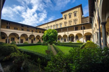 Floransa, İtalya - 18.10.2019: İtalya 'nın Firenze kentindeki San Lorenzo Bazilikasının iç bahçesi