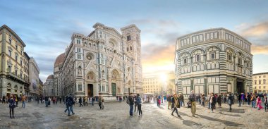 Floransa, İtalya - 20.01.2020: İtalya 'nın başkenti Firenze' deki Piazza del Duomo 'dan Santa Maria del Fiore Katedrali. Katolik kilisesi ve eski kasabayı gezmek.. 