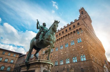 Floransa, İtalya: 12.01.2020: İtalya 'nın Firenze kentindeki Piazza della Signoria' da Cosimo I Palazzo Vecchio 'nun önündeki Binicilik Heykeli