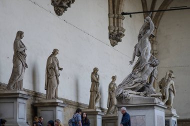FLORENCE, İtalya - 15 Kasım 2019: Piazza della Signoria 'da Loggia dei Lanzi
