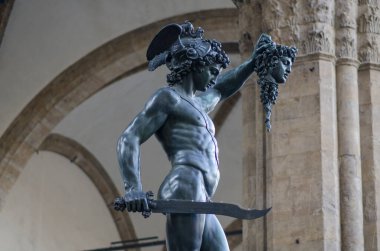 FLORENCE, ITALY - 15.01.2020: Medusa lideri ile Perseus, Loggia dei Lanzi altında Palazzo Vecchio 'ya karşı