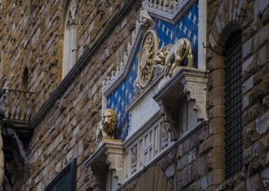 FLORENCE, ITALY - 15 Kasım 2019: iki aslan arasında İsa 'nın monogramıyla birlikte Palazzo Vecchio' nun girişine kadar