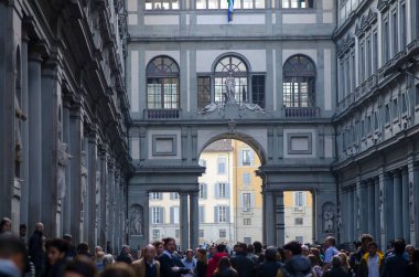 Floransa, İtalya - 14.02.2020: Uffizi Sarayı 'nın dışında yürüyen insanlar. Uffizi Galerisi Floransa 'daki en ünlü müzedir. Rönesans resimleri koleksiyonu, 