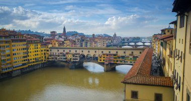 Ponte Vecchio Köprüsü ve Arno Nehri Floransa, Tuscany, İtalya 'da Ponte alle Grazie' den (Firenze). Ortaçağ 'a ait kapalı-spandrel bir kemer köprüsü.