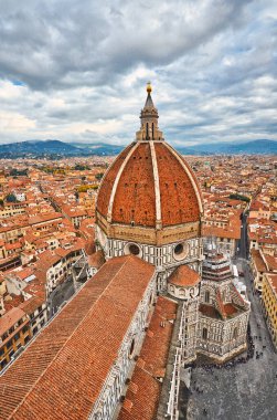 Floransa 'daki Duomo, İtalya' daki Santa Maria del Fiore Katedrali tepeden, Firenze 'de bulutlu bir günde güzel ışıklar altında.