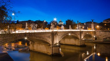 Roma, İtalya: 19 Şubat 2018: Vatikan Şehri ve Vittorio Emanuele II köprüsünün gece manzarası