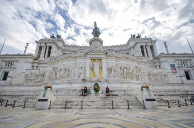 Roma, İtalya - 18.01.2020: İtalya ve Roma 'nın vatansever sembollerinden biri olan Venezia Meydanı' ndaki Ulusal Anıt Vittoriano veya Altare della Patria, Anavatan Sunağı (Altar)