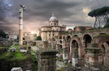 Roma, İtalya 'daki Roma Forumu' nun kalıntılarının panoramik görüntüsü, aynı zamanda Foro di Cesare, ya da Sezar Forumu olarak da bilinir, aydınlık bir yaz gününde. Roma 'nın başkenti Capitolium Hill' de gün batımında. Panorama