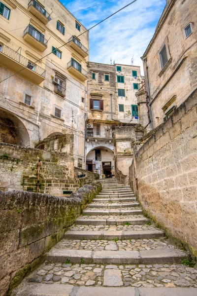 İtalya 'nın Puglia kentindeki Basilicata bölgesindeki Matera şehrinde bulunan Duomo Cattedrale Basilica Pontificia di Maria Santissima della Bruna' nın (Madonna delle Grazie) kent manzarası. Başkent kültürü 2019