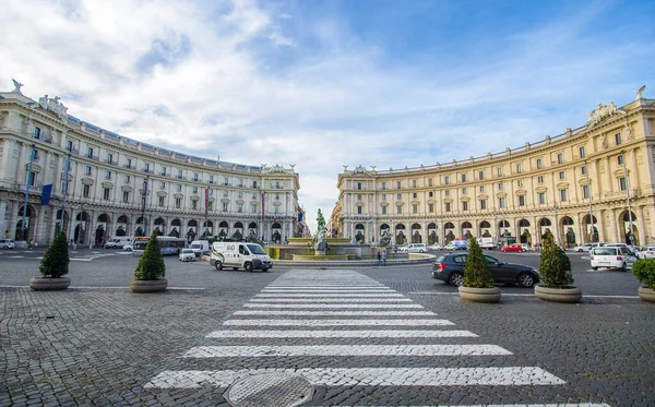 ローマ イタリア 2018年9月27日 ローマの共和国広場 共和国広場 にあるナイアッドの噴水 人や車が見えます — ストック写真