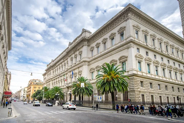 Roma, İtalya - 28.11.2019: İtalya Merkez Bankası, İtalyanca 'da Banca d' Italia olarak bilinir, Nazionale yoluyla Palazzo Koch 'ta bulunur. Palazzo Koch bir Rönesans Diriliş Sarayı.