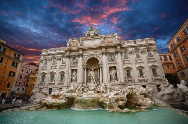 Trevi Çeşmesi (Fontana di Trevi) Roma, İtalya 'da. Şehirdeki en ünlü eğlencelerden biri. Roma, İtalya 'daki en büyük barok çeşmesi ve geceleri en güzel çeşme.. 