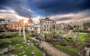 Roma, İtalya 'daki Roma Forumu' nun kalıntılarının panoramik görüntüsü, aynı zamanda Foro di Cesare, ya da Sezar Forumu olarak da bilinir, aydınlık bir yaz gününde. Roma 'nın başkenti Capitolium Hill' de gün batımında. Panorama