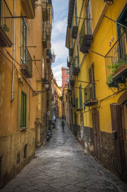 SALERNO, İtalya - 30 Ekim 2018: Salerno cadde kasabası manzarası. Salerno Sorrento Sahili 'nin bir şehridir. Tarihi bölgede dar bir cadde