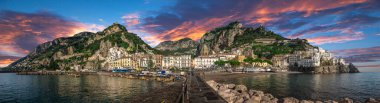 Amalfi 'nin güzel manzarası, denizden alındığı ana sahil kenti. Günbatımında Salerno Körfezi 'nde, İtalya' nın Campania bölgesindeki Salerno ilinde yer almaktadır.