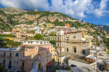POSİTANO, İTALYA 'DA SANTA MARIA ASSUNTA KİLİSESİ AMALFI KUŞAĞI' NDA POSITANO 'NUN KÖTESİ' NİN YÜZESİ.
