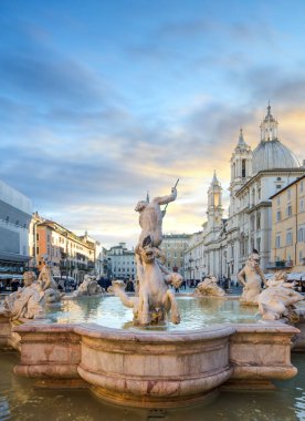 Piazza Navona, Roma, İtalya 'da gece olmadan önce (Navona Meydanı). Ebedi Şehir 'in en güzel manzarasının üzerinde inanılmaz bir gün batımı. Turist ziyareti için en iyi yer. Fontana del Nettuno (Neptün Çeşmesi)