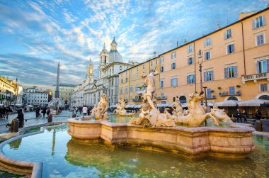 Roma, İtalya - 02.02.2020: Piazza Navona 'da Fontana del Nettuno. Neptün Çeşmesi ve Dört Nehir Çeşmesi Mısır dikilitaşlı ve Sant Agnese Kilisesi. Gün batımında en iyi manzara.