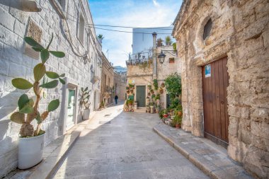Monopoli, Puglia, İtalya - 01 Mart 2019: Eski şehirde renkli evler manzaralı sokak ve sokak. Apulia Bölgesi