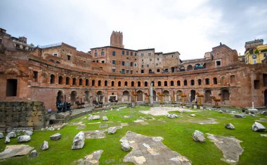 Roma, İtalya 'daki Trajan Forumu ve Pazarı. Trajan 'ın Pazarı (Mercati di Traiano) Roma' nın başlıca turistik merkezlerinden biridir. Trajan 'ın yaz pazarının güzel panoramik manzarası