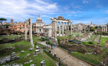 Roma, İtalya 'daki harabeler, Foro di Cesare ya da Sezar Forumu olarak da bilinir. Romanların başkenti Capitolium Hill 'de mavi gökyüzü ile aydınlık yaz günü. 