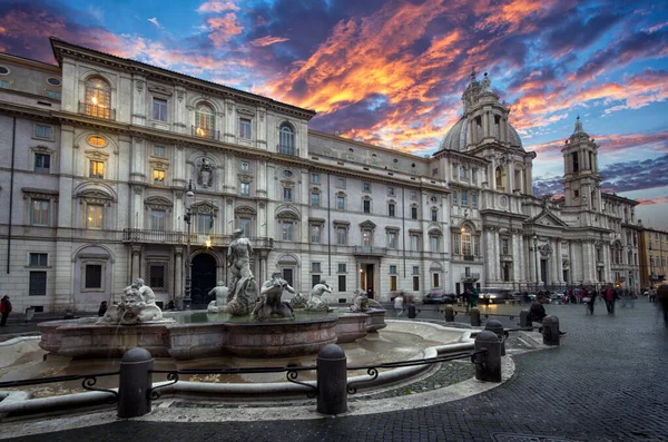 位于意大利罗马的纳沃纳广场 Piazza Navona 和圣艾格尼塞教堂 Sant Agnese Church 永恒的城市 令人惊奇的日落笼罩在顶级观光景观之上 旅游观光名胜古迹 — 图库照片