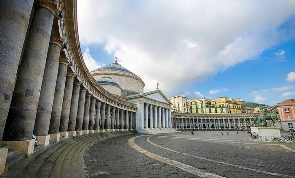 プレビシト広場 プレビシト広場 ナポリ 南イタリア ナポリ イタリア 市内のメイン広場 教会サンフランチェスコ パオラとスペインのカレル3世像 — ストック写真