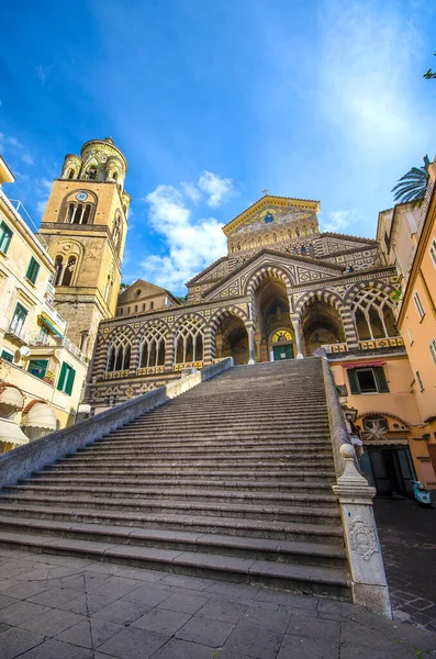 イタリア アマルフィのアマルフィ大聖堂鐘楼 階段と中央のファサード 使徒聖アンドリューに捧げ ドゥオーモ広場のローマカトリック教会 — ストック写真