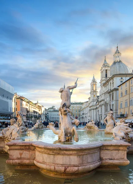 意大利罗马的纳沃纳广场 Piazza Navona 永恒的城市 令人惊奇的日落笼罩在顶级观光景观之上 旅游观光名胜古迹 Fontana Del Nettuno 海王星之泉 — 图库照片
