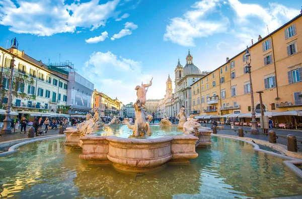 ローマ イタリア 2020 ナヴォーナ広場のFontana Del Nettuno ネプチューンの泉とエジプトのオベリスクとサンタンガセ教会と4つの川の泉 夕日のトップ観光 — ストック写真