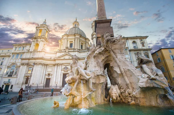 ナヴォーナ広場 ナヴォーナ広場 イタリアのローマにある広場 永遠の都のトップ観光の素晴らしい夕日 観光客の訪問のためのトップの場所 フォンタナ ネットトゥーノ 海王星の泉 — ストック写真