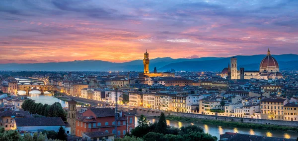 İtalya 'nın Floransa (Firenze) şehrinde gece Piazza Michelangelo' dan Santa Maria del Fiore (Duomo), Palazzo Vecchio ve Ponte Vecchio katedrali de dahil. Gün batımı gökyüzü